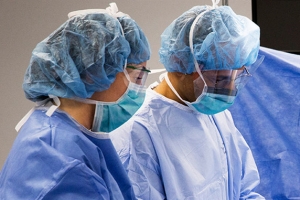 Ten Steps Help You How To Properly Wear A Surgical Gown?